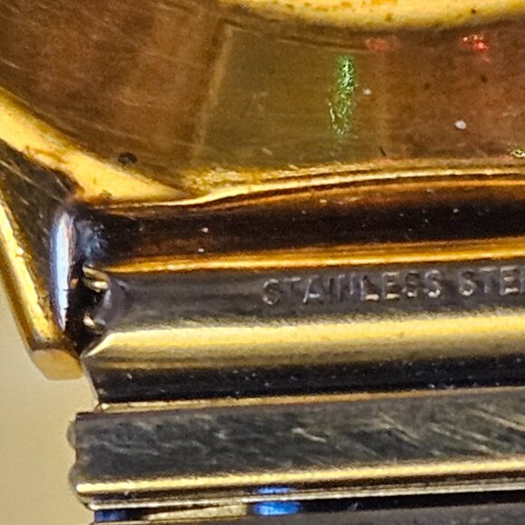 Vintage Timex Gold-Tone Expansion Watch – Classic Elegance - Picture 10 of 11